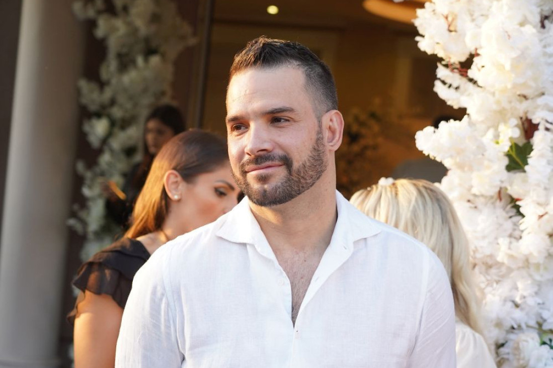 Samo oko vrata nosi 1.000 evra! Majka Filipa Živojinovića je prava dama! (FOTO)