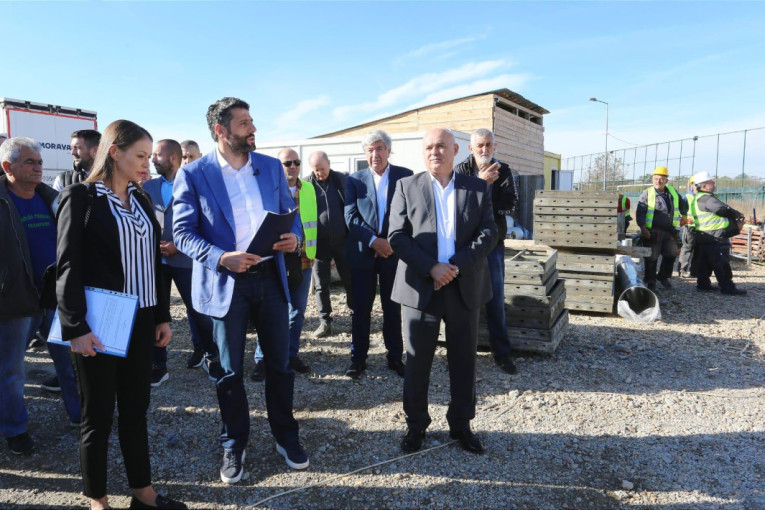 Šapić obišao radove na magistralnom vodovodu Makiš-Mladenovac i obećao završetak pete faze radova do marta 2024. godine (FOTO)