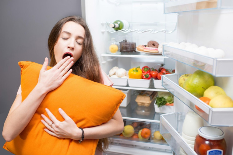 Ako ste od onih koji noću otvaraju frižider, ovo je hrana koju nutricionisti preporučuju za kasne obroke
