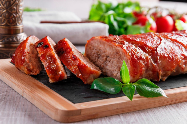 Recept dana: Rolat od mlevenog mesa ušuškan u hrskavu slaninicu, sočan i neodoljiv, prava gastro senzacija