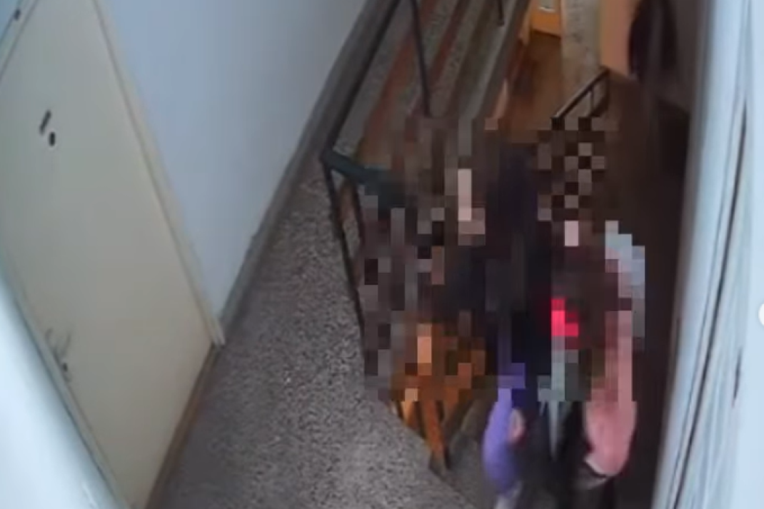 Panika na Mirijevskom bulevaru! Muškarac juri devojčice po zgradi, snimak uznemirio roditelje (VIDEO)