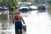 Jaka oluja pogodila Floridu! Poplavljene kuće i ulice, oboreni dalekovodi, desetine hiljada domova bez struje (VIDEO)