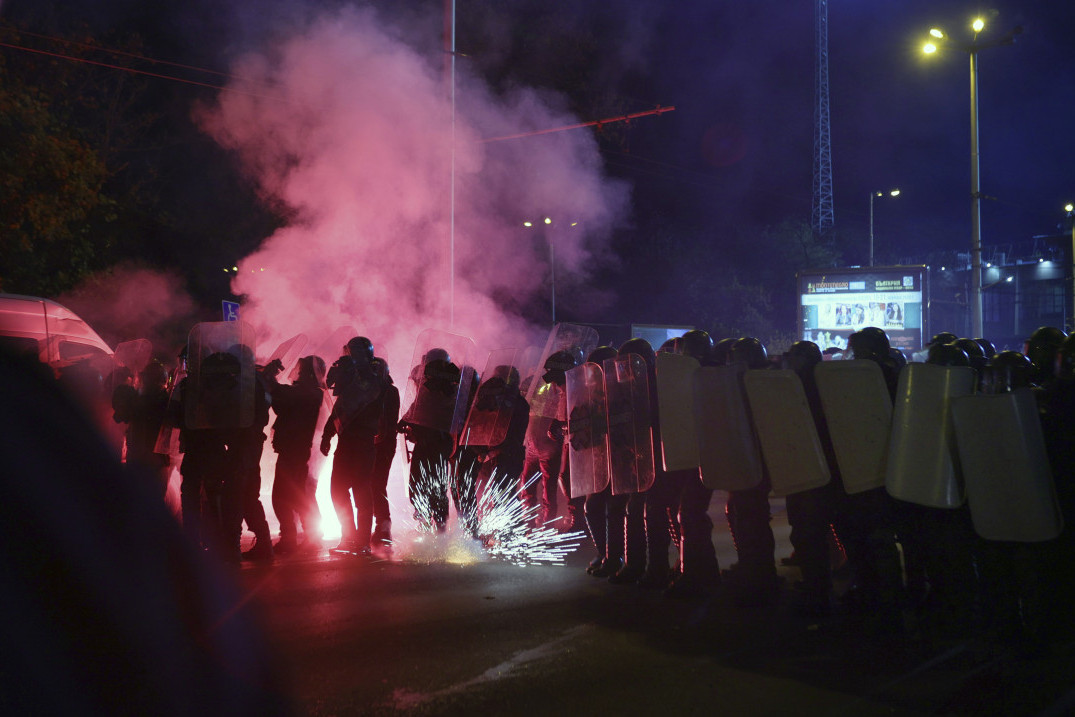 Haos i nasilje u Sofiji! Navijači protestovali protiv saveza, pa se sukobili sa policijom (FOTO GALERIJA)