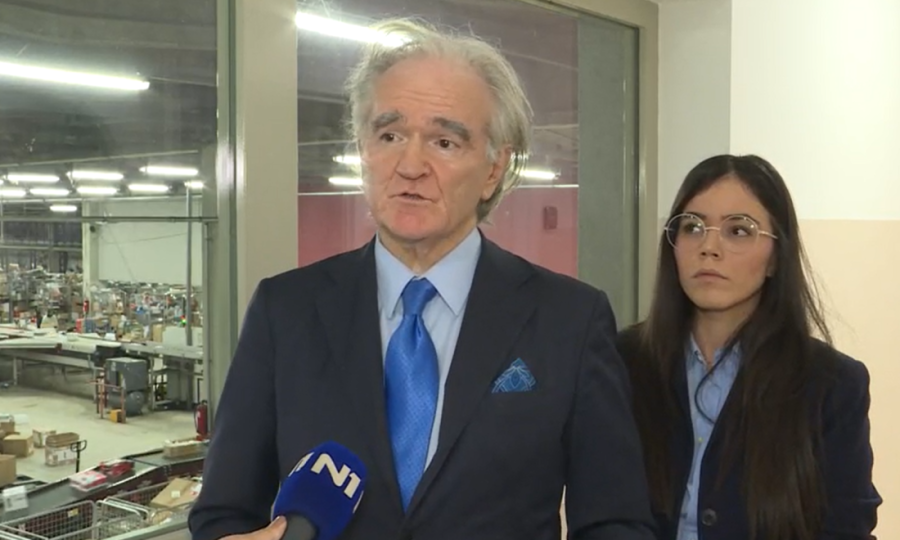 Jednom nogom u penziji, a glumi političara (VIDEO)