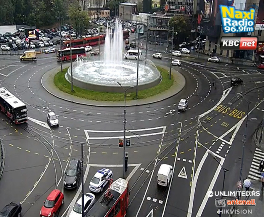 Potpuni kolaps na Slaviji: Pukla žica za tramvaje - sve stoji u okolnim ulicama! (FOTO)