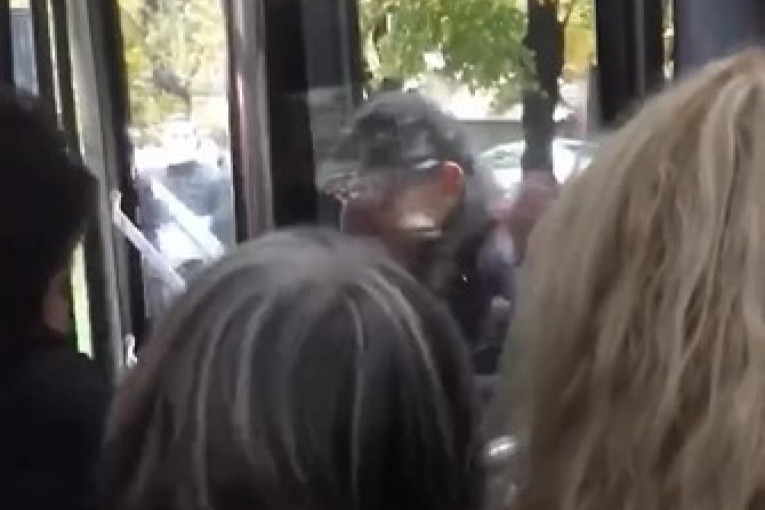 Makljaža u autobusu na liniji 26: Tuča izbila kod prednjih vrata! (VIDEO)