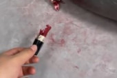 Urnebesni snimak na Instagramu: Pas ukrao vlasnici karmin, pa namazao usta i šape! (VIDEO)
