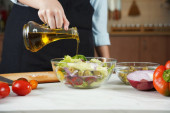 Za još bolji ukus pripremite jednostavne dresinge za salate: Aromatizujte ulje i sirće za neponovljivo iskustvo