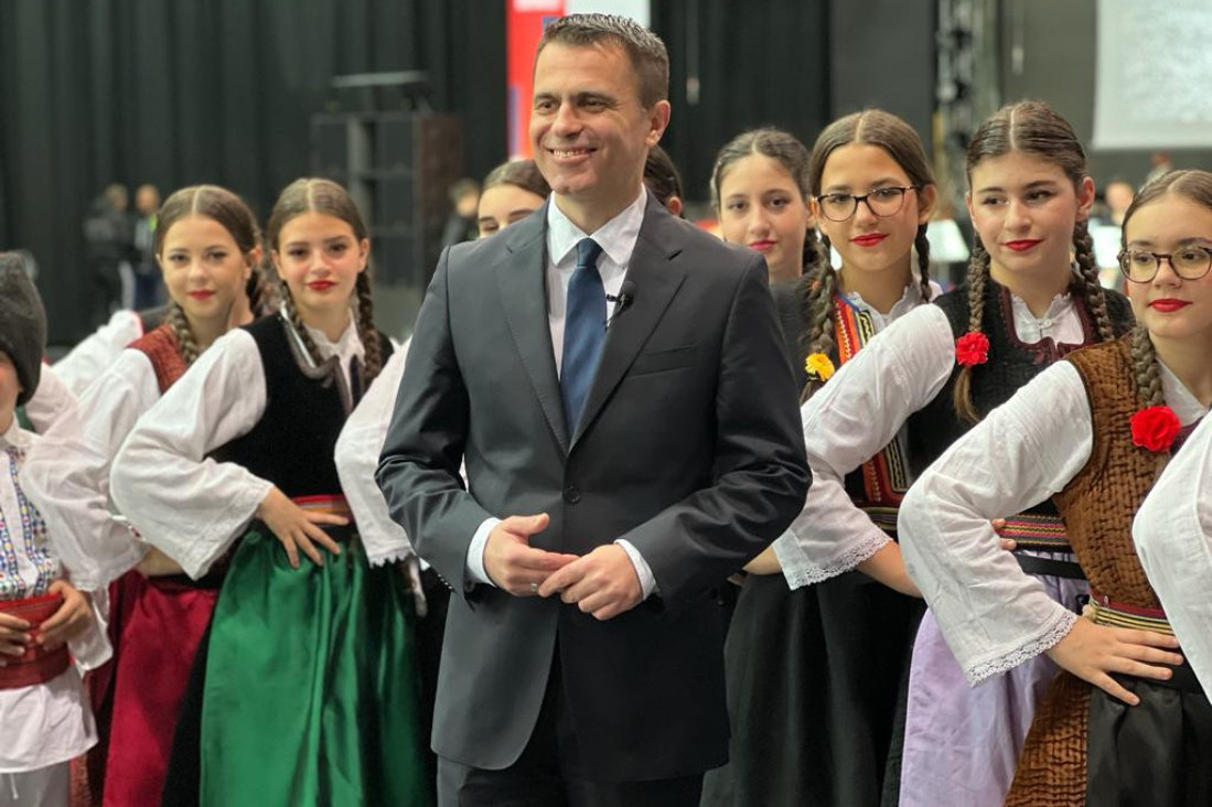 Milićević otvorio Smotru dečijih folklornih ansambala Austrije:  Puno mi je srce kada vidim našu decu u srpskim narodnim nošnjama