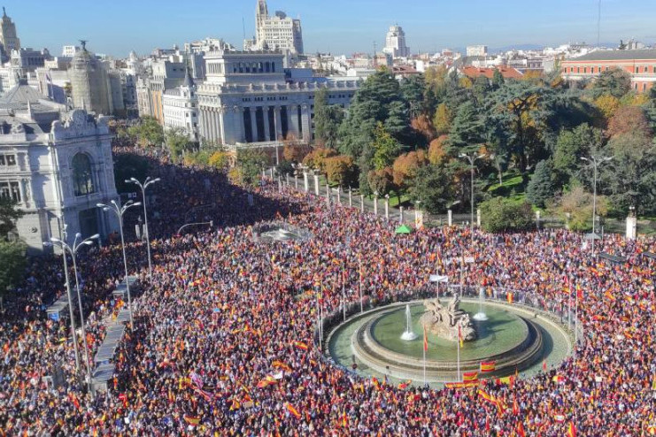 Demonstracije protiv Pedra Sančeza! 170.000 ljudi marširalo ulicama Madrida, uzvikivali: "Ne prodajte Španiju"
