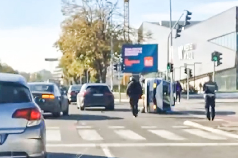 Teška saobraćajka na Novom Beogradu: Policijsko vozilo se prevrnulo nakon sudara sa "audijem" - ima povređenih! (VIDEO)