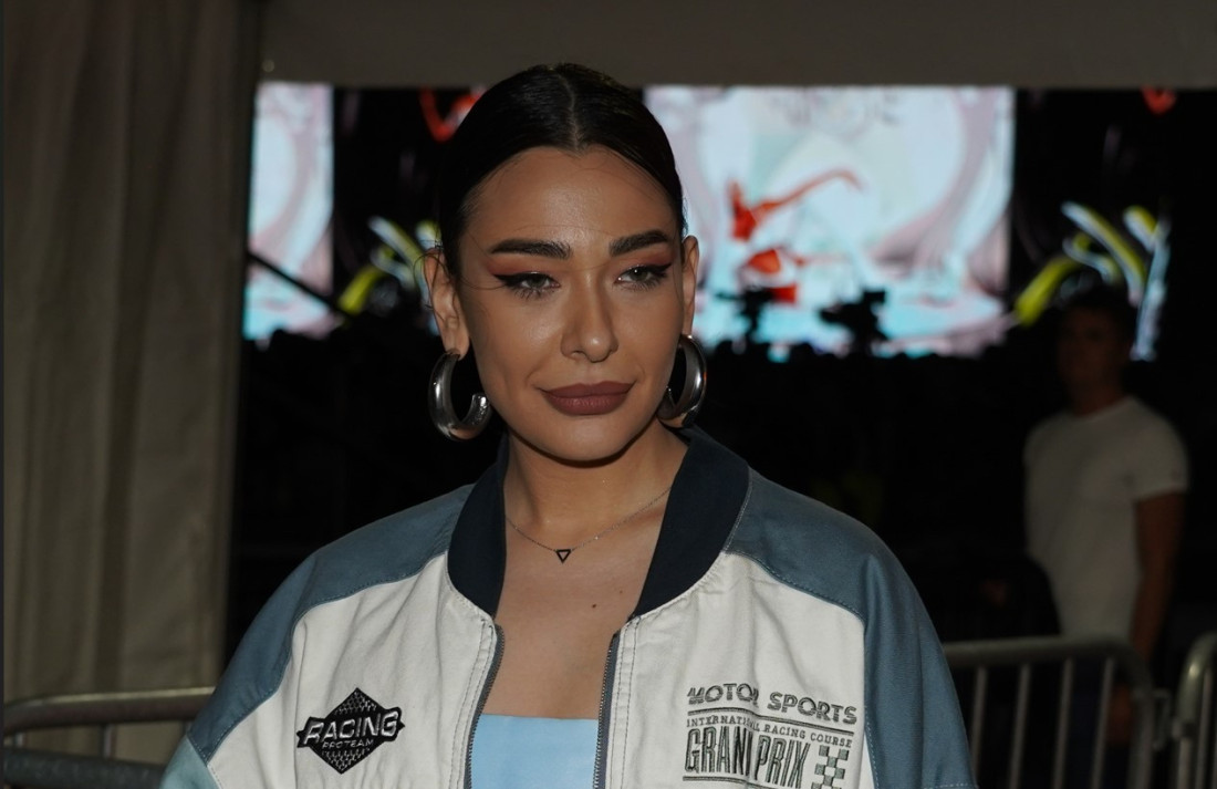 Pevač uživa u ljubavi sa 15 godina mlađom partnerkom: Javno priznao jedno! (FOTO)