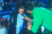 Ova scena topi srca: Novak u zagrljaju dece - niko ne može ostati ravnodušan! (VIDEO)