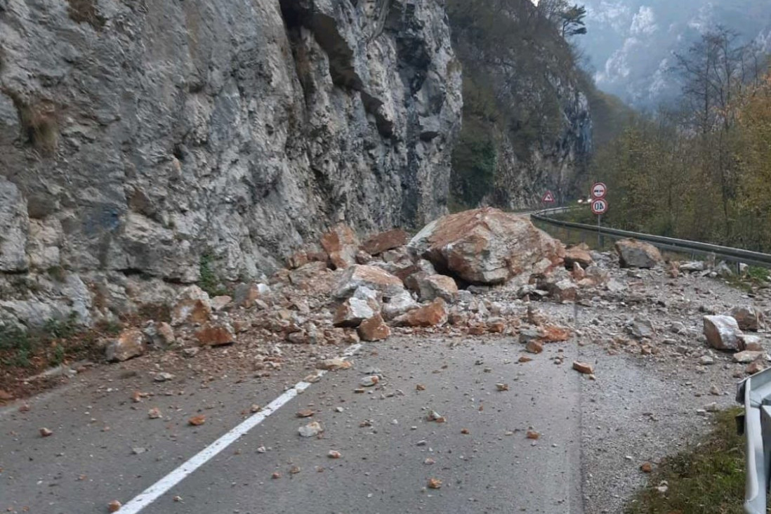Pukom srećom izbegnuta tragedija: Ogromno kamenje survalo se na kolovoz, put ka graničnom prelazu zatvoren za saobraćaj!