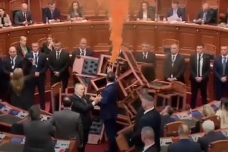Dimne bombe u Skupštini Albanije! Opozicija napravila barikade od stolica, u jednom trenutku izbio požar (VIDEO)