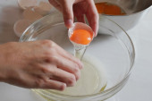 Bez ljuske, bez problema: Naučite kako pravilno razbijati jaja (VIDEO)