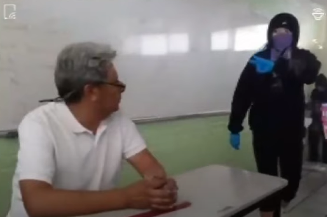 Učenice pretukle nastavnika u učionici: Tvrde da zlostavlja đake, poprskale ga farbom (VIDEO)