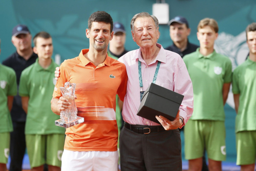 Lordanu Zafranoviću uručena nagrada za životno delo na otvaranju Martovskog festivala: Posvetio ju je posebnim ljudima (FOTO)