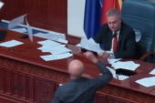 Opšti haos u makedonskom parlamentu: Poslanik razbio monitor predsedavajućem, pa razbacao papire sa amandmanima (VIDEO)