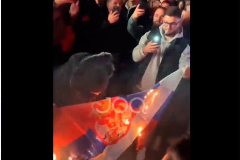 Skandal u Tirani: Albanski navijači zapalili zastavu Srbije (VIDEO)
