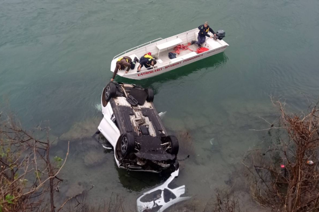 Užas u Crnoj Gori: Automobil sleteo u reku Moraču - spasioci tragaju za vozačem! (FOTO)