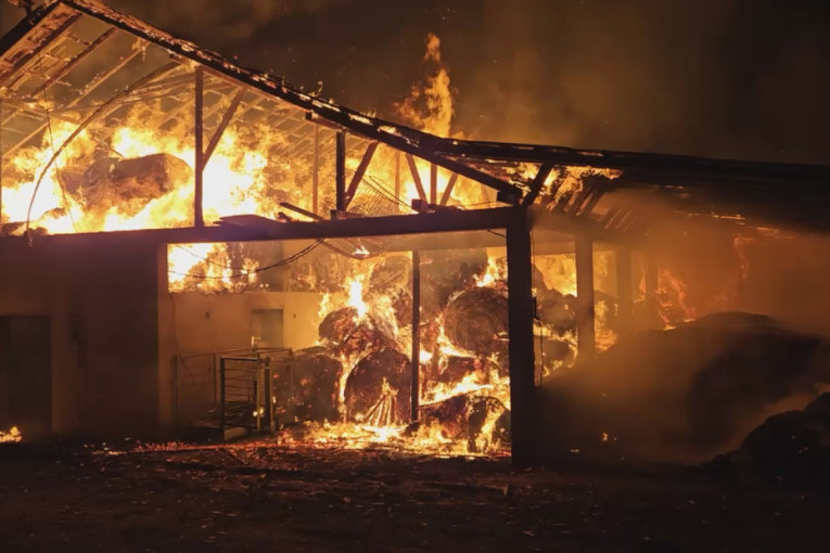 Ogroman požar kod Kraljeva: Vatrena stihija "progutala" štalu - brzom intervencijom vatrogasaca izbegnuta tragedija (FOTO/VIDEO)