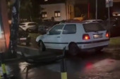Incident na Vračaru: "Golfom" pokušao da izađe sa parkinga, pa oštetio nekoliko automobila (VIDEO)