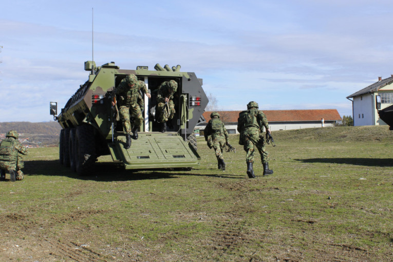 Vučić obišao fabriku "Borbeni složeni sistemi": Moramo da nastavimo da jačamo našu vojsku, jer bez nje nema ni države