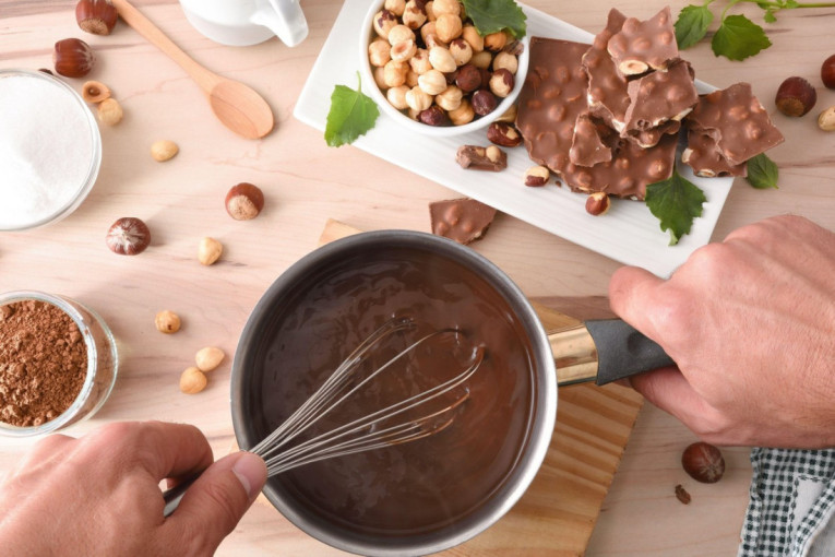 Recept dana: Sočni čokoladni kolač od samo tri sastojka