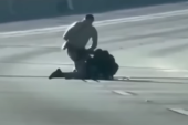 Policajac upucao muškarca nasred auto-puta dok je ležao na zemlji (VIDEO)