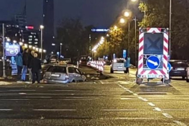 Nezgoda na Novom Beogradu: Taksista upao u rupu na Bulevaru Zorana Đinđića! (FOTO)