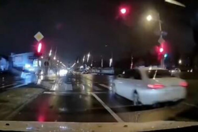 Da li je ovo moguće? Vozač automobila proleteo kroz crveno u Novom Sadu, pukom srećom niko nije nastradao! (VIDEO)
