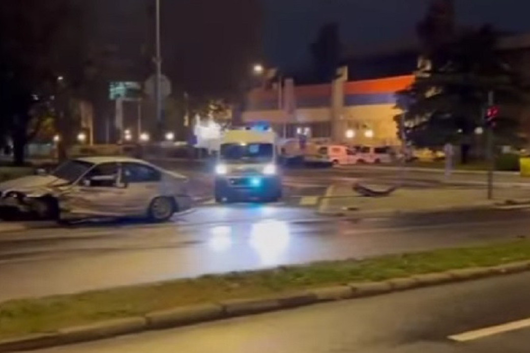 Težak udes kod Kikinde: Automobil zgužvan, delovi rasuti po putu! (VIDEO)