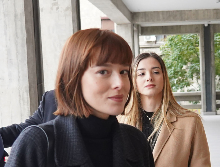 Mlada glumica ima novi imidž koji obara s nogu: Sa novom bojom i frizurom pojavila se danas u sudu