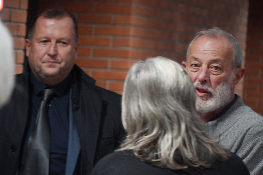 Ovo je pravo lice Mike Aleksića: Puši, smeje se i šali, ništa od umiranja što glumi u sudnici (FOTO)