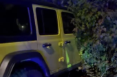 Žuti džip od 2,2 tone završio u jarku!  Automobil udario u parkirano vozilo, oglasila se ćerka vlasnika džipa (VIDEO)