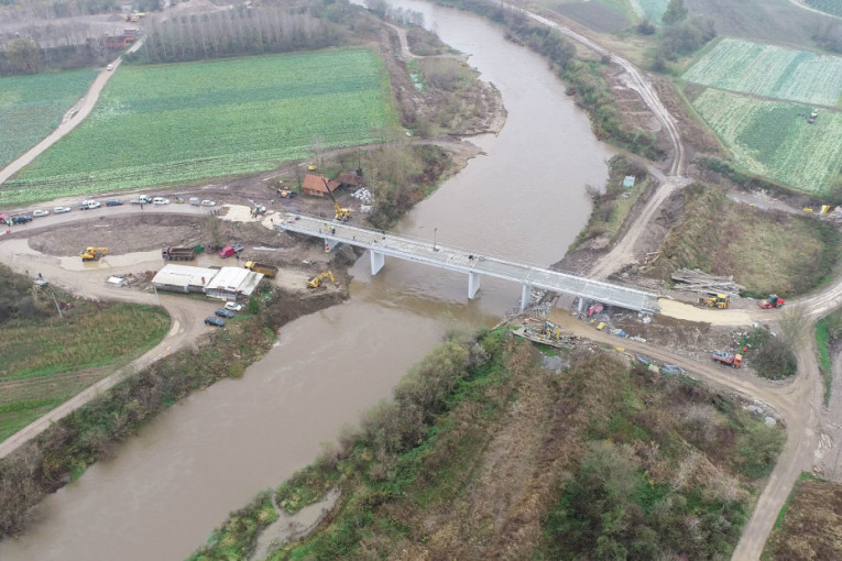 Digao se kao feniks iz pepela: Most uništen u poplavama koji spaja 15 sela završen pre roka! (FOTO)