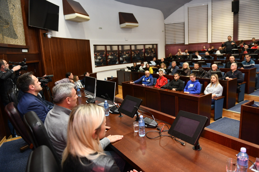 Rebrača i Čitaković Đurišić u Čačku: Cilj građana jaka i stabilna Srbija (FOTO)