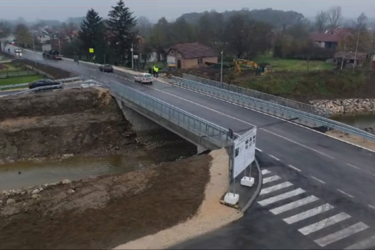 Do juče krateri, a danas kao avionska pista: Pušten u saobraćaj most uništen u poplavama kod Kraljeva (FOTO/VIDEO)