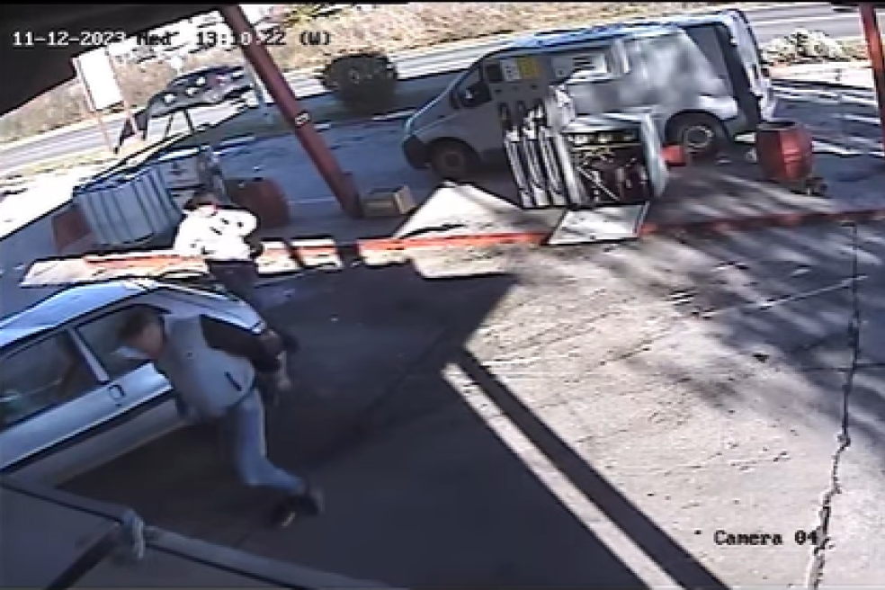 Da čovek ne poveruje! Vozač na Zrenjaninskom putu izgubio kontrolu nad vozilom pa se zakucao u pumpu (VIDEO)