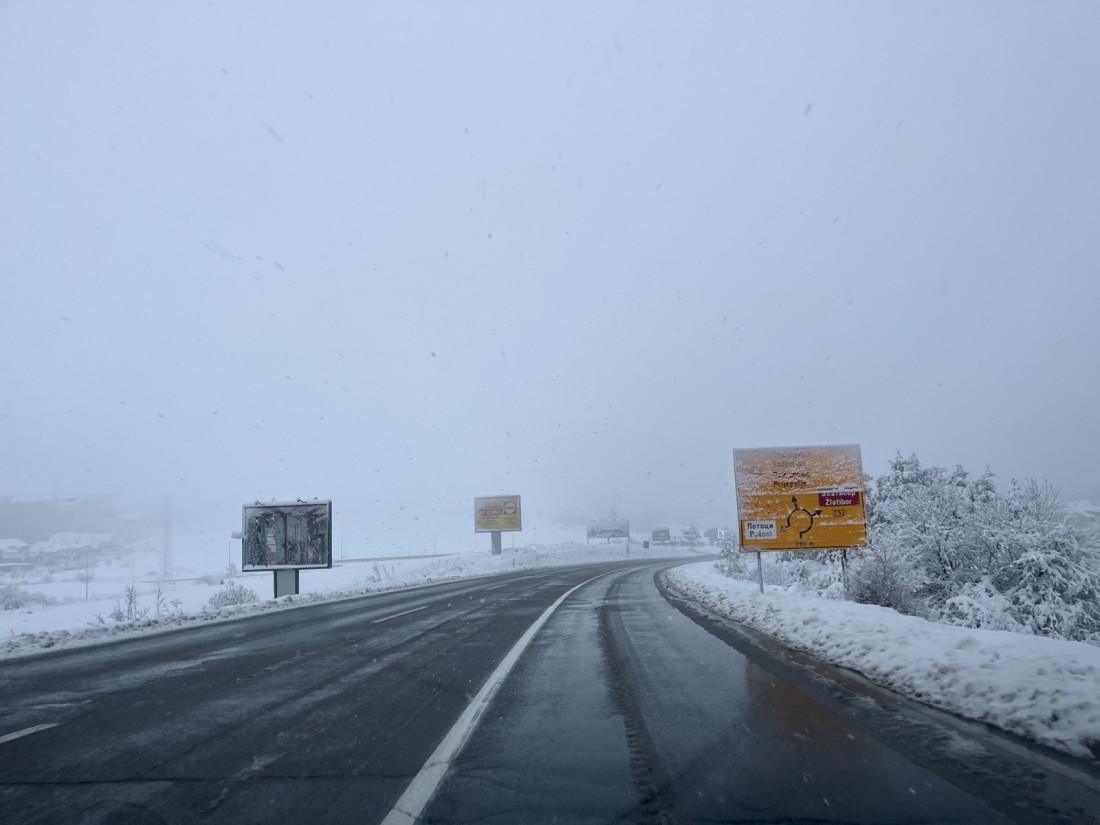 Pravo zimsko jutro osvanulo u Srbiji: Oko Zlatibora borba sa mećavom trajala celu noć - evo gde je napadalo najviše snega (FOTO)