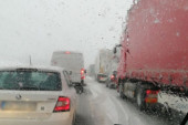 Neverovatna slika sa crnogorskog auto-puta: Sneg napravio kolaps, ne vidi se prst pred okom (VIDEO)