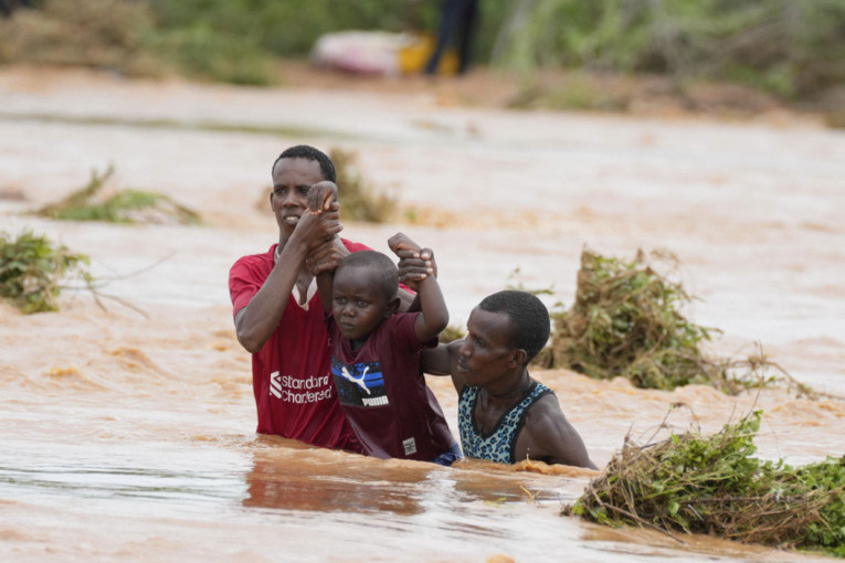 Najmanje 20 osoba stradalo u poplavama u Keniji: El Ninjo pravi haos u Africi (VIDEO/FOTO)