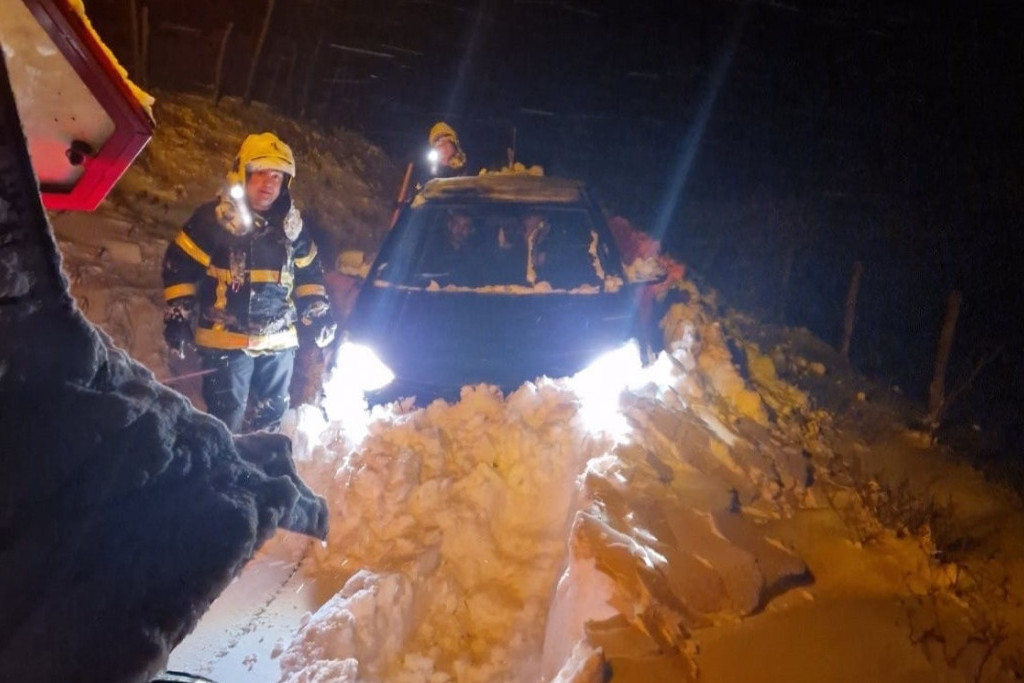 MUP radi punom parom: U prethodna dva dana zbog snega 31 intervencija - evakuisano 30, a spaseno 17 ljudi
