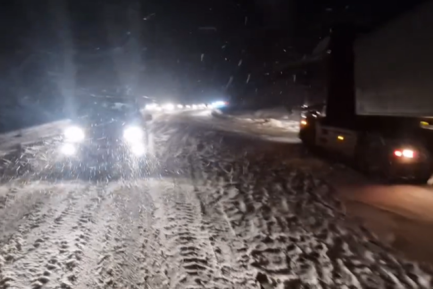 Sneg pravi kolaps na putevima širom Srbije: Najkritičnije kod Nove Varoši, zaglavljeni kamioni blokirali puteve, zavejan i jug Srbije
