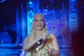Ema Radujko otišla korak dalje! Posle provokativnog plesa, pevačica se polivala vodom: Svi misle da je iskopirala ovu zvezdu (VIDEO)