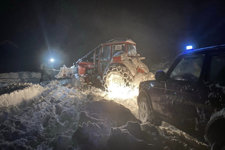 Dve osobe zavejane u Ivanjici: Vatrogasci-spasioci se jedva probili do njih, pomogao im i hrabri meštanin! (FOTO)