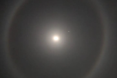 "Veruje se da može biti loš predznak": Građani iz cele Srbije primetili čudan krug oko Meseca! Evo o čemu se radi (FOTO)