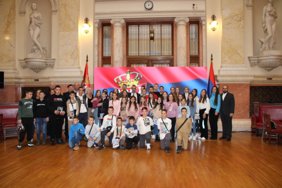 Draga deco hvala što volite svoju zemlju: Predsednik Vučić sa učenicima i nastavnicima OŠ "Sveti Sava" iz Zvečana