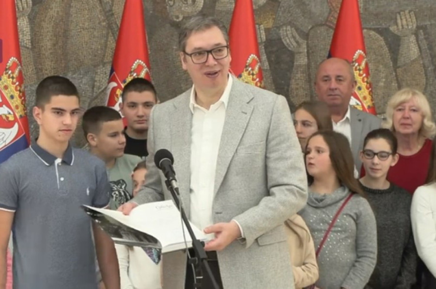 Draga deco hvala što volite svoju zemlju: Predsednik Vučić sa učenicima i nastavnicima OŠ "Sveti Sava" iz Zvečana